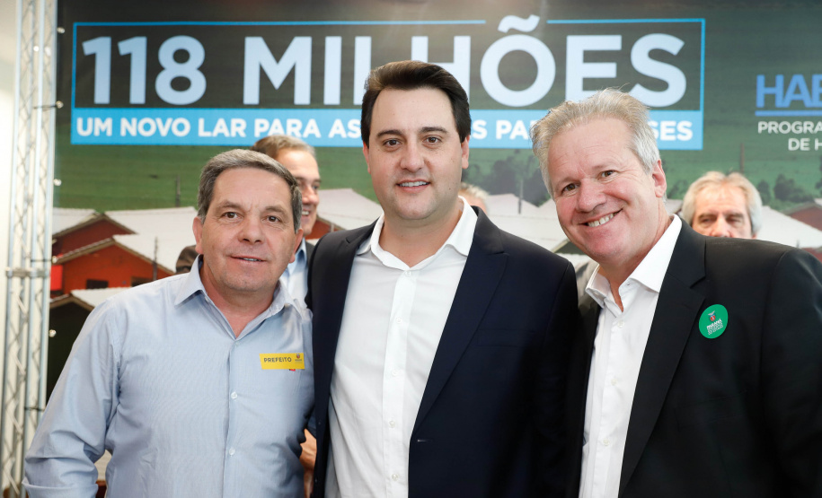 O governador Carlos Massa Ratinho Junior confirmou nesta quarta-feira (9) mais 1.494 novas casas populares para moradores de 33 municípios paranaenses. São imóveis financiados, casas repassadas gratuitamente a famílias de baixa renda e condomínios para pessoas idosas. O investimento é de R$ 118 milhões, com recursos do Tesouro Estadual, por meio do programa Habita Paraná, e de financiamento do Banco Interamericano de Desenvolvimento (BID).