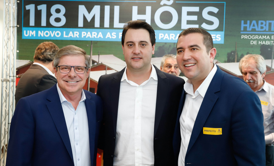O governador Carlos Massa Ratinho Junior confirmou nesta quarta-feira (9) mais 1.494 novas casas populares para moradores de 33 municípios paranaenses. São imóveis financiados, casas repassadas gratuitamente a famílias de baixa renda e condomínios para pessoas idosas. O investimento é de R$ 118 milhões, com recursos do Tesouro Estadual, por meio do programa Habita Paraná, e de financiamento do Banco Interamericano de Desenvolvimento (BID).