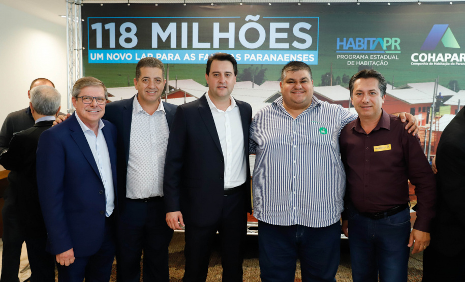 O governador Carlos Massa Ratinho Junior confirmou nesta quarta-feira (9) mais 1.494 novas casas populares para moradores de 33 municípios paranaenses. São imóveis financiados, casas repassadas gratuitamente a famílias de baixa renda e condomínios para pessoas idosas. O investimento é de R$ 118 milhões, com recursos do Tesouro Estadual, por meio do programa Habita Paraná, e de financiamento do Banco Interamericano de Desenvolvimento (BID).