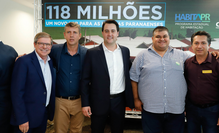 O governador Carlos Massa Ratinho Junior confirmou nesta quarta-feira (9) mais 1.494 novas casas populares para moradores de 33 municípios paranaenses. São imóveis financiados, casas repassadas gratuitamente a famílias de baixa renda e condomínios para pessoas idosas. O investimento é de R$ 118 milhões, com recursos do Tesouro Estadual, por meio do programa Habita Paraná, e de financiamento do Banco Interamericano de Desenvolvimento (BID).