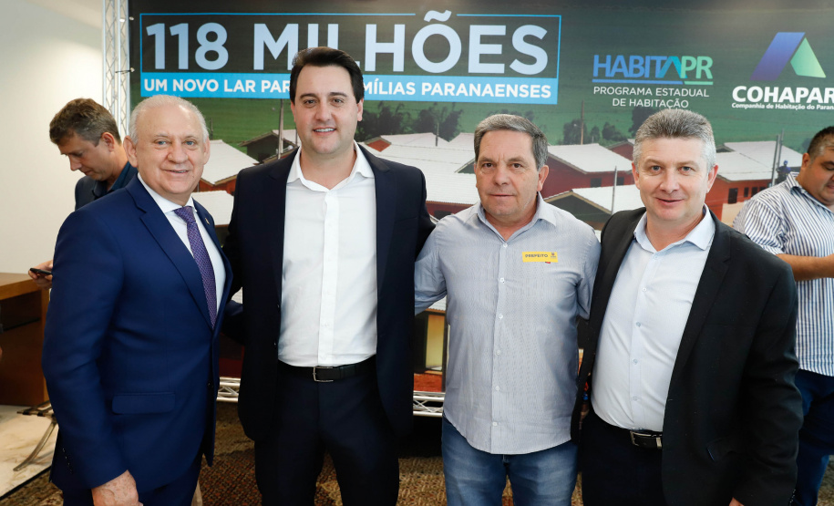 O governador Carlos Massa Ratinho Junior confirmou nesta quarta-feira (9) mais 1.494 novas casas populares para moradores de 33 municípios paranaenses. São imóveis financiados, casas repassadas gratuitamente a famílias de baixa renda e condomínios para pessoas idosas. O investimento é de R$ 118 milhões, com recursos do Tesouro Estadual, por meio do programa Habita Paraná, e de financiamento do Banco Interamericano de Desenvolvimento (BID).