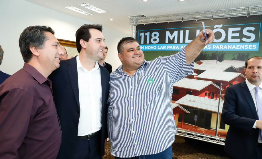 O governador Carlos Massa Ratinho Junior confirmou nesta quarta-feira (9) mais 1.494 novas casas populares para moradores de 33 municípios paranaenses. São imóveis financiados, casas repassadas gratuitamente a famílias de baixa renda e condomínios para pessoas idosas. O investimento é de R$ 118 milhões, com recursos do Tesouro Estadual, por meio do programa Habita Paraná, e de financiamento do Banco Interamericano de Desenvolvimento (BID).