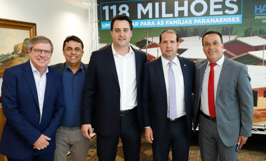 O governador Carlos Massa Ratinho Junior confirmou nesta quarta-feira (9) mais 1.494 novas casas populares para moradores de 33 municípios paranaenses. São imóveis financiados, casas repassadas gratuitamente a famílias de baixa renda e condomínios para pessoas idosas. O investimento é de R$ 118 milhões, com recursos do Tesouro Estadual, por meio do programa Habita Paraná, e de financiamento do Banco Interamericano de Desenvolvimento (BID).