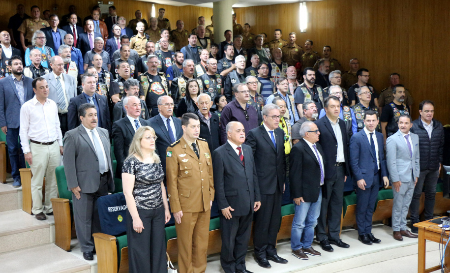 O Batalhão de Polícia Rodoviária (BPRv) recebeu nesta quarta-feira (09), na sede do Departamento de Estradas e Rodagens (DER-PR), em Curitiba, o novo comandante da unidade. O coronel Erich Wagner Osternack passou a função ao tenente-coronel Olavo Vianei Francischett Nunes, que desde 2012 chefiava a Central de Operações Policiais Militares (Copom).