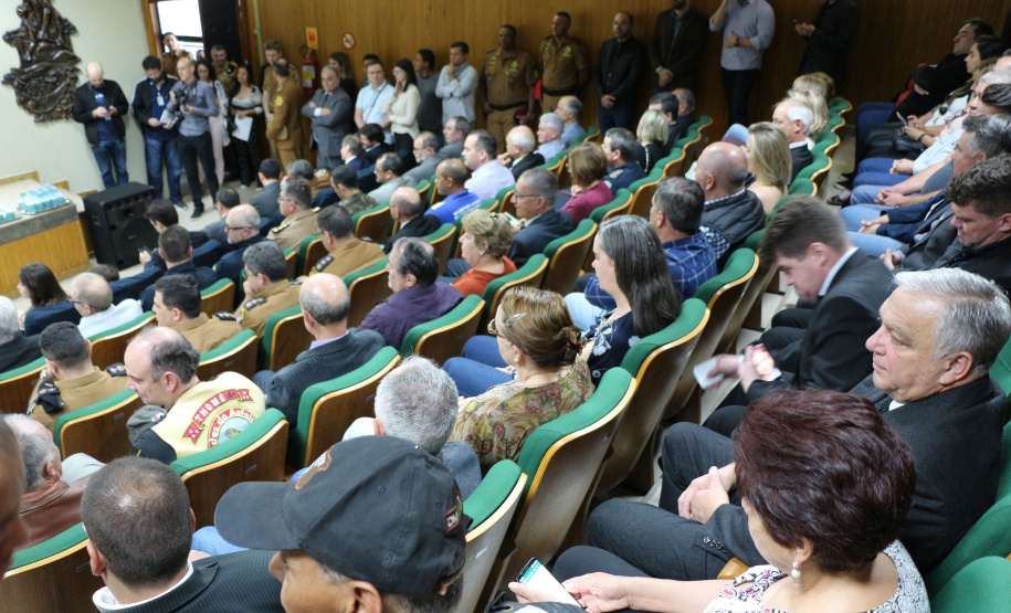 O Batalhão de Polícia Rodoviária (BPRv) recebeu nesta quarta-feira (09), na sede do Departamento de Estradas e Rodagens (DER-PR), em Curitiba, o novo comandante da unidade. O coronel Erich Wagner Osternack passou a função ao tenente-coronel Olavo Vianei Francischett Nunes, que desde 2012 chefiava a Central de Operações Policiais Militares (Copom).