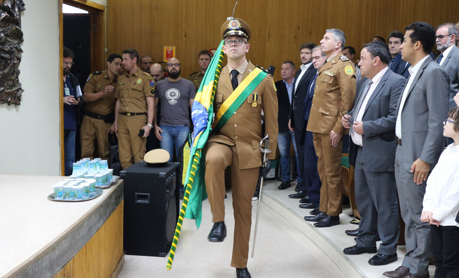 O Batalhão de Polícia Rodoviária (BPRv) recebeu nesta quarta-feira (09), na sede do Departamento de Estradas e Rodagens (DER-PR), em Curitiba, o novo comandante da unidade. O coronel Erich Wagner Osternack passou a função ao tenente-coronel Olavo Vianei Francischett Nunes, que desde 2012 chefiava a Central de Operações Policiais Militares (Copom).