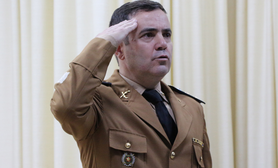 O Batalhão de Polícia Rodoviária (BPRv) recebeu nesta quarta-feira (09), na sede do Departamento de Estradas e Rodagens (DER-PR), em Curitiba, o novo comandante da unidade. O coronel Erich Wagner Osternack passou a função ao tenente-coronel Olavo Vianei Francischett Nunes, que desde 2012 chefiava a Central de Operações Policiais Militares (Copom). Na foto, tenente coronel Vianei.