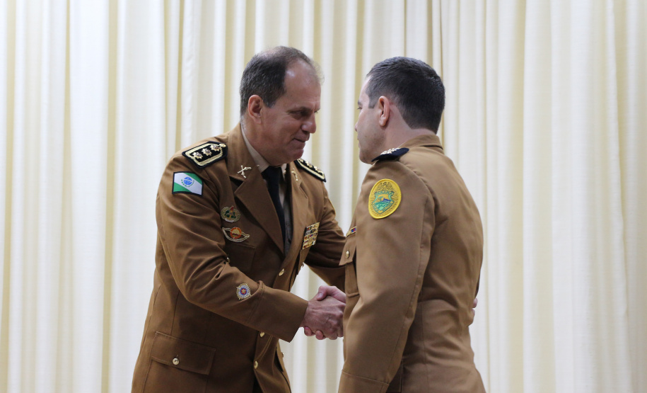 O Batalhão de Polícia Rodoviária (BPRv) recebeu nesta quarta-feira (09), na sede do Departamento de Estradas e Rodagens (DER-PR), em Curitiba, o novo comandante da unidade. O coronel Erich Wagner Osternack passou a função ao tenente-coronel Olavo Vianei Francischett Nunes, que desde 2012 chefiava a Central de Operações Policiais Militares (Copom).