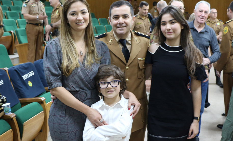 Na foto, Ten Cel Vianei e sua família.