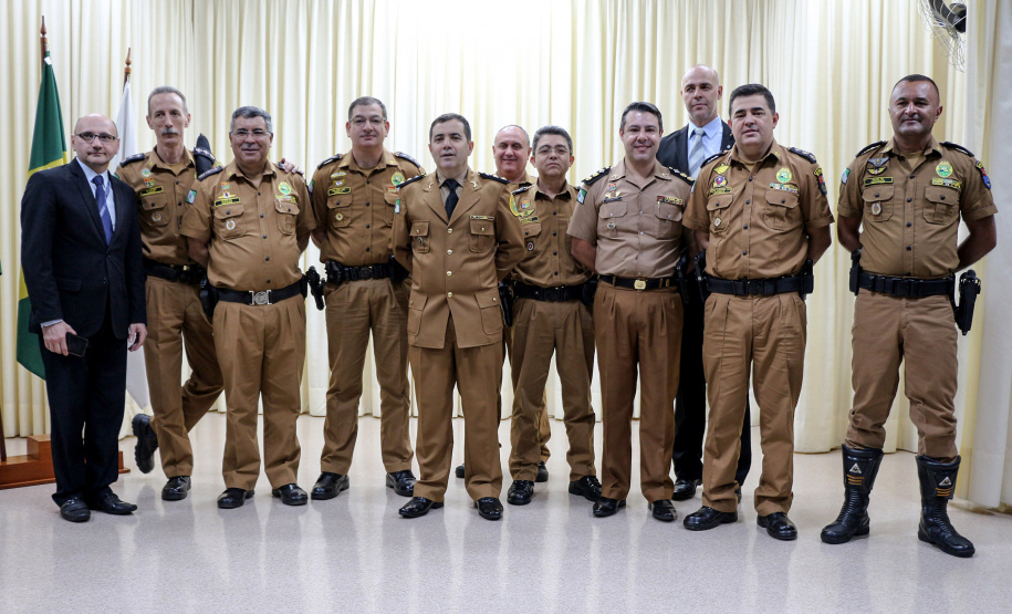O Batalhão de Polícia Rodoviária (BPRv) recebeu nesta quarta-feira (09), na sede do Departamento de Estradas e Rodagens (DER-PR), em Curitiba, o novo comandante da unidade. O coronel Erich Wagner Osternack passou a função ao tenente-coronel Olavo Vianei Francischett Nunes, que desde 2012 chefiava a Central de Operações Policiais Militares (Copom).