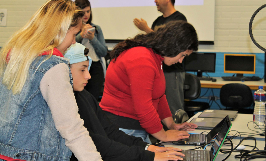 Com o objetivo de despertar uma consciência maior em relação à alimentação na escola onde estudam, alunos do Ensino Médio do Colégio Estadual Milton Carneiro, em Curitiba, estão desenvolvendo uma horta que não é apenas sustentável, mas também inteligente. Foto: Divulgação/SEED