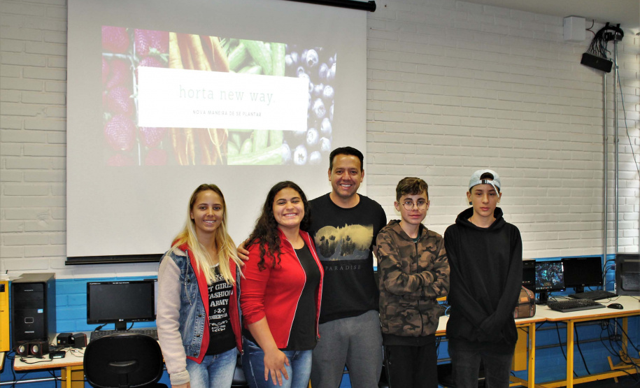 Com o objetivo de despertar uma consciência maior em relação à alimentação na escola onde estudam, alunos do Ensino Médio do Colégio Estadual Milton Carneiro, em Curitiba, estão desenvolvendo uma horta que não é apenas sustentável, mas também inteligente. Foto: Divulgação/SEED