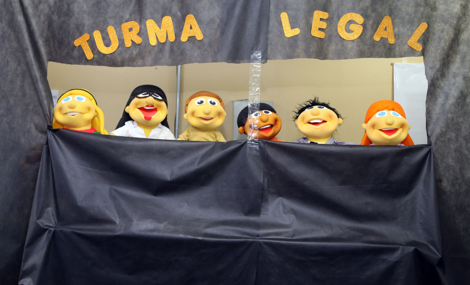 É de pequenino que se torce o pepino. A frase é um chavão e os alunos nem são tão crianças assim. Com idades entre 11 e 12 anos, cerca de 400 alunos da Escola Estadual Nossa Senhora da Salete, de Curitiba, aprenderam de forma lúdica sobre a função social dos impostos e por que eles são importantes no exercício da cidadania..Foto Gilson Abreu/AEN