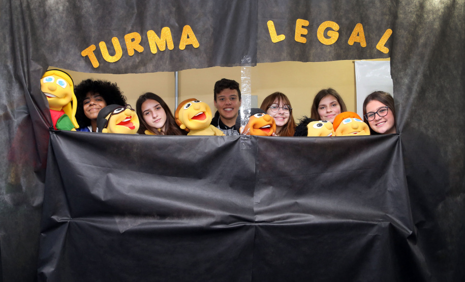 É de pequenino que se torce o pepino. A frase é um chavão e os alunos nem são tão crianças assim. Com idades entre 11 e 12 anos, cerca de 400 alunos da Escola Estadual Nossa Senhora da Salete, de Curitiba, aprenderam de forma lúdica sobre a função social dos impostos e por que eles são importantes no exercício da cidadania..Foto Gilson Abreu/AEN