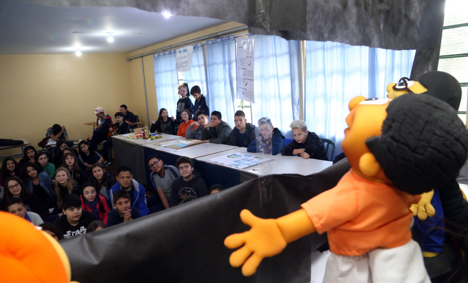 É de pequenino que se torce o pepino. A frase é um chavão e os alunos nem são tão crianças assim. Com idades entre 11 e 12 anos, cerca de 400 alunos da Escola Estadual Nossa Senhora da Salete, de Curitiba, aprenderam de forma lúdica sobre a função social dos impostos e por que eles são importantes no exercício da cidadania..Foto Gilson Abreu/AEN