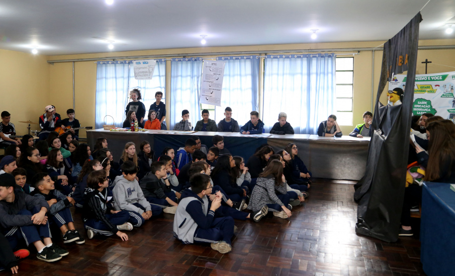 É de pequenino que se torce o pepino. A frase é um chavão e os alunos nem são tão crianças assim. Com idades entre 11 e 12 anos, cerca de 400 alunos da Escola Estadual Nossa Senhora da Salete, de Curitiba, aprenderam de forma lúdica sobre a função social dos impostos e por que eles são importantes no exercício da cidadania..Foto Gilson Abreu/AEN