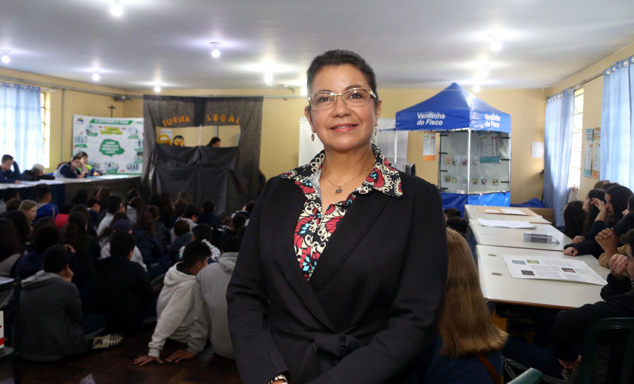 É de pequenino que se torce o pepino. A frase é um chavão e os alunos nem são tão crianças assim. Com idades entre 11 e 12 anos, cerca de 400 alunos da Escola Estadual Nossa Senhora da Salete, de Curitiba, aprenderam de forma lúdica sobre a função social dos impostos e por que eles são importantes no exercício da cidadania..Foto Gilson Abreu/AEN