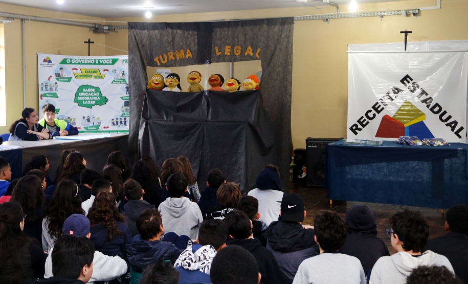 É de pequenino que se torce o pepino. A frase é um chavão e os alunos nem são tão crianças assim. Com idades entre 11 e 12 anos, cerca de 400 alunos da Escola Estadual Nossa Senhora da Salete, de Curitiba, aprenderam de forma lúdica sobre a função social dos impostos e por que eles são importantes no exercício da cidadania..Foto Gilson Abreu/AEN