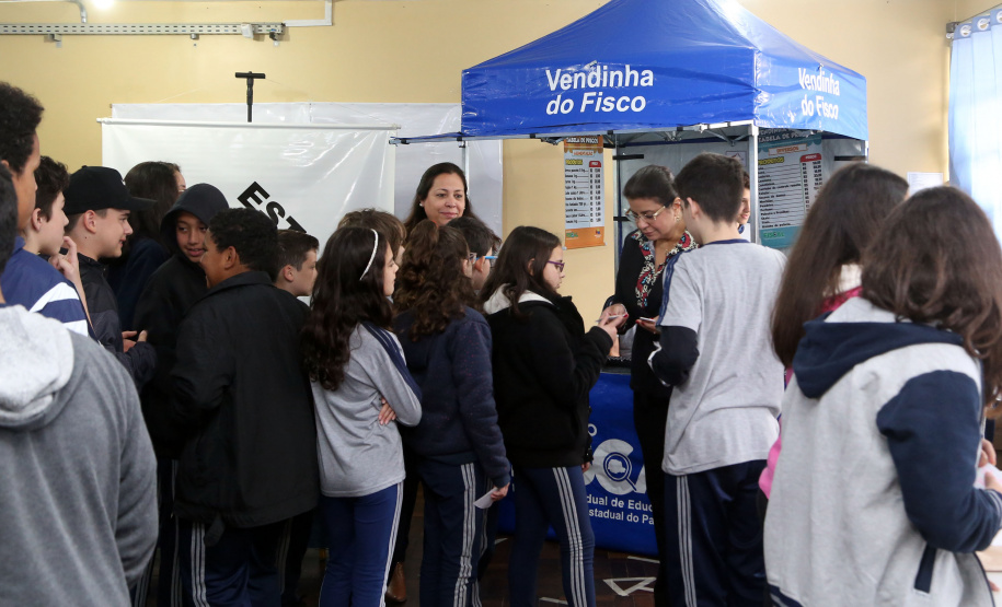 É de pequenino que se torce o pepino. A frase é um chavão e os alunos nem são tão crianças assim. Com idades entre 11 e 12 anos, cerca de 400 alunos da Escola Estadual Nossa Senhora da Salete, de Curitiba, aprenderam de forma lúdica sobre a função social dos impostos e por que eles são importantes no exercício da cidadania..Foto Gilson Abreu/AEN
