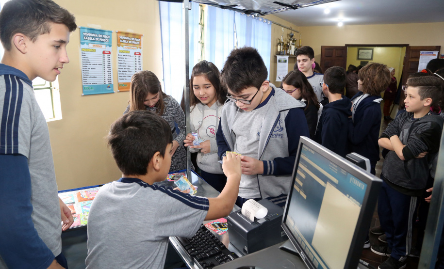 É de pequenino que se torce o pepino. A frase é um chavão e os alunos nem são tão crianças assim. Com idades entre 11 e 12 anos, cerca de 400 alunos da Escola Estadual Nossa Senhora da Salete, de Curitiba, aprenderam de forma lúdica sobre a função social dos impostos e por que eles são importantes no exercício da cidadania..Foto Gilson Abreu/AEN