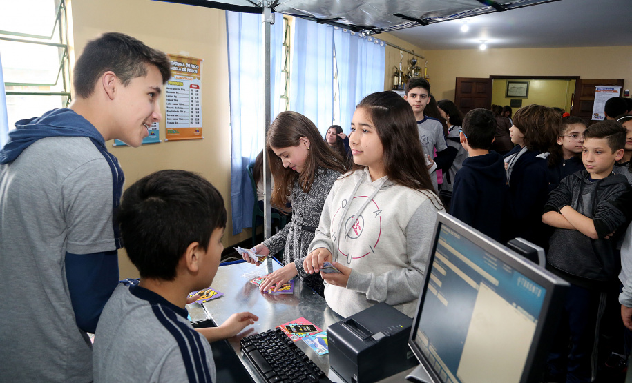 É de pequenino que se torce o pepino. A frase é um chavão e os alunos nem são tão crianças assim. Com idades entre 11 e 12 anos, cerca de 400 alunos da Escola Estadual Nossa Senhora da Salete, de Curitiba, aprenderam de forma lúdica sobre a função social dos impostos e por que eles são importantes no exercício da cidadania..Foto Gilson Abreu/AEN
