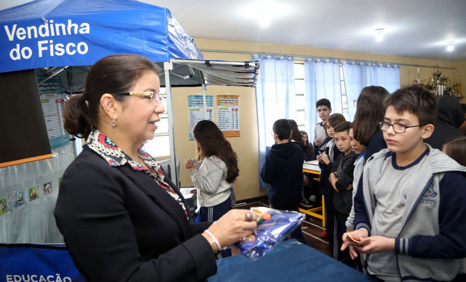 É de pequenino que se torce o pepino. A frase é um chavão e os alunos nem são tão crianças assim. Com idades entre 11 e 12 anos, cerca de 400 alunos da Escola Estadual Nossa Senhora da Salete, de Curitiba, aprenderam de forma lúdica sobre a função social dos impostos e por que eles são importantes no exercício da cidadania..Foto Gilson Abreu/AEN