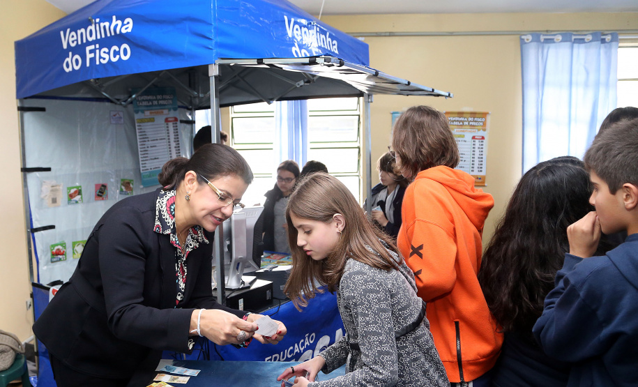 É de pequenino que se torce o pepino. A frase é um chavão e os alunos nem são tão crianças assim. Com idades entre 11 e 12 anos, cerca de 400 alunos da Escola Estadual Nossa Senhora da Salete, de Curitiba, aprenderam de forma lúdica sobre a função social dos impostos e por que eles são importantes no exercício da cidadania..Foto Gilson Abreu/AEN