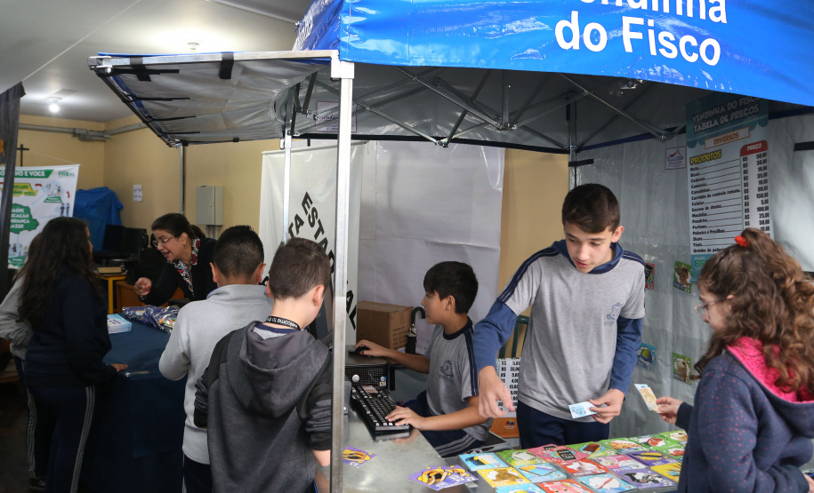 É de pequenino que se torce o pepino. A frase é um chavão e os alunos nem são tão crianças assim. Com idades entre 11 e 12 anos, cerca de 400 alunos da Escola Estadual Nossa Senhora da Salete, de Curitiba, aprenderam de forma lúdica sobre a função social dos impostos e por que eles são importantes no exercício da cidadania..Foto Gilson Abreu/AEN