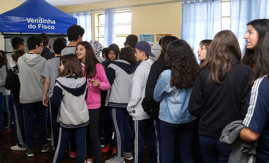 É de pequenino que se torce o pepino. A frase é um chavão e os alunos nem são tão crianças assim. Com idades entre 11 e 12 anos, cerca de 400 alunos da Escola Estadual Nossa Senhora da Salete, de Curitiba, aprenderam de forma lúdica sobre a função social dos impostos e por que eles são importantes no exercício da cidadania..Foto Gilson Abreu/AEN