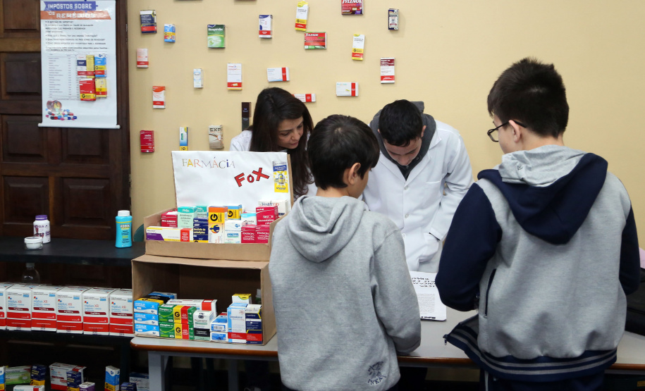 É de pequenino que se torce o pepino. A frase é um chavão e os alunos nem são tão crianças assim. Com idades entre 11 e 12 anos, cerca de 400 alunos da Escola Estadual Nossa Senhora da Salete, de Curitiba, aprenderam de forma lúdica sobre a função social dos impostos e por que eles são importantes no exercício da cidadania..Foto Gilson Abreu/AEN