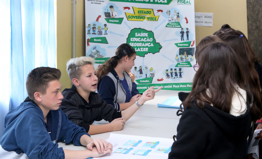 É de pequenino que se torce o pepino. A frase é um chavão e os alunos nem são tão crianças assim. Com idades entre 11 e 12 anos, cerca de 400 alunos da Escola Estadual Nossa Senhora da Salete, de Curitiba, aprenderam de forma lúdica sobre a função social dos impostos e por que eles são importantes no exercício da cidadania..Foto Gilson Abreu/AEN
