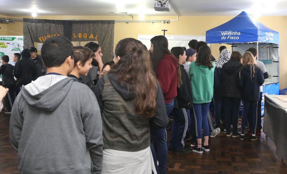 É de pequenino que se torce o pepino. A frase é um chavão e os alunos nem são tão crianças assim. Com idades entre 11 e 12 anos, cerca de 400 alunos da Escola Estadual Nossa Senhora da Salete, de Curitiba, aprenderam de forma lúdica sobre a função social dos impostos e por que eles são importantes no exercício da cidadania..Foto Gilson Abreu/AEN