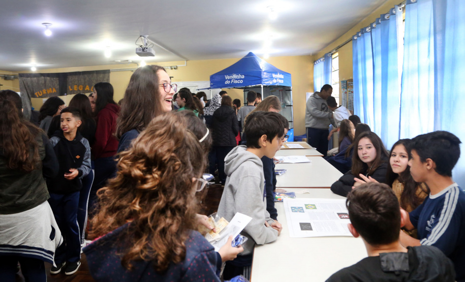 É de pequenino que se torce o pepino. A frase é um chavão e os alunos nem são tão crianças assim. Com idades entre 11 e 12 anos, cerca de 400 alunos da Escola Estadual Nossa Senhora da Salete, de Curitiba, aprenderam de forma lúdica sobre a função social dos impostos e por que eles são importantes no exercício da cidadania..Foto Gilson Abreu/AEN