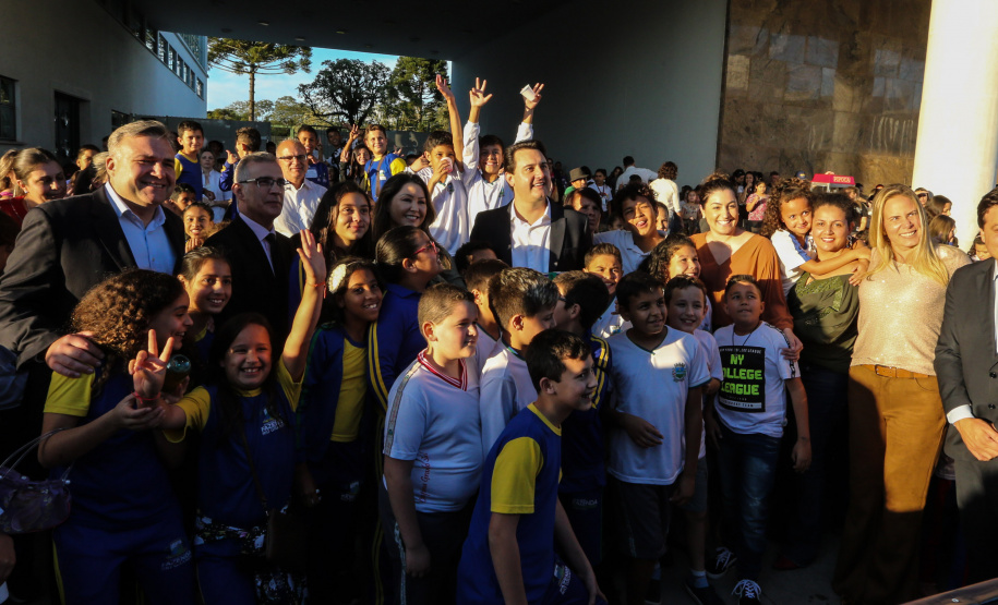 O governador Carlos Massa Ratinho Junior lança nesta quarta-feira (09) o projeto Cinema na Praça, que beneficiará cidades com até dez mil habitantes que não têm cinemas de rua ou em centros comerciais, no Palácio Iguaçu, em Curitiba.  09/10/2019 - Foto: Geraldo Bubniak/AEN