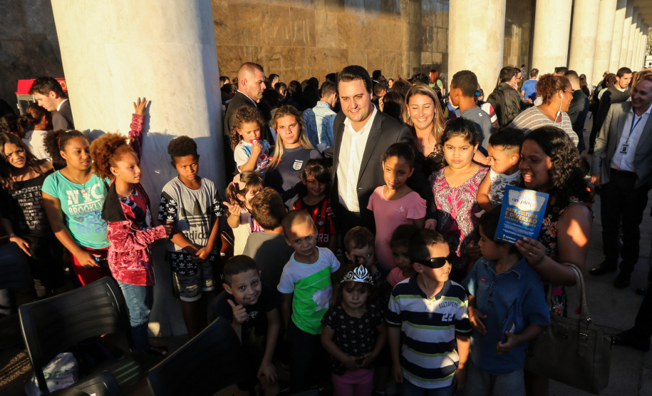 O governador Carlos Massa Ratinho Junior lança nesta quarta-feira (09) o projeto Cinema na Praça, que beneficiará cidades com até dez mil habitantes que não têm cinemas de rua ou em centros comerciais, no Palácio Iguaçu, em Curitiba.  09/10/2019 - Foto: Geraldo Bubniak/AEN