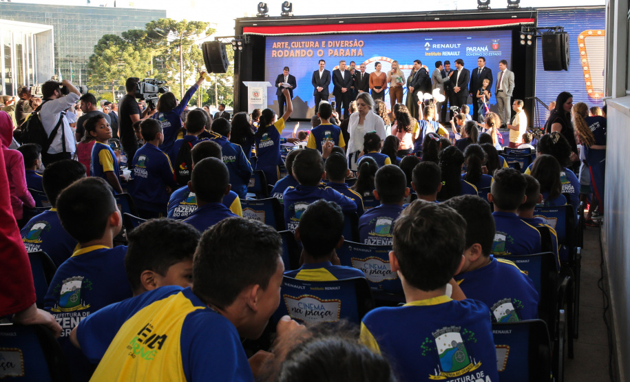 O governador Carlos Massa Ratinho Junior lança nesta quarta-feira (09) o projeto Cinema na Praça, que beneficiará cidades com até dez mil habitantes que não têm cinemas de rua ou em centros comerciais, no Palácio Iguaçu, em Curitiba.  09/10/2019 - Foto: Geraldo Bubniak/AEN