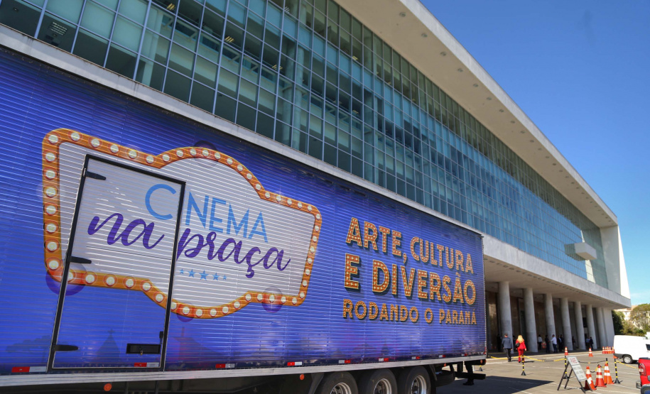 O Governo do Paraná lançou nesta quarta-feira (09) o projeto Cinema na Praça, que beneficiará cidades com até dez mil habitantes que não têm cinemas de rua ou em centros comerciais.Foto: José Fernando Ogura/AEN