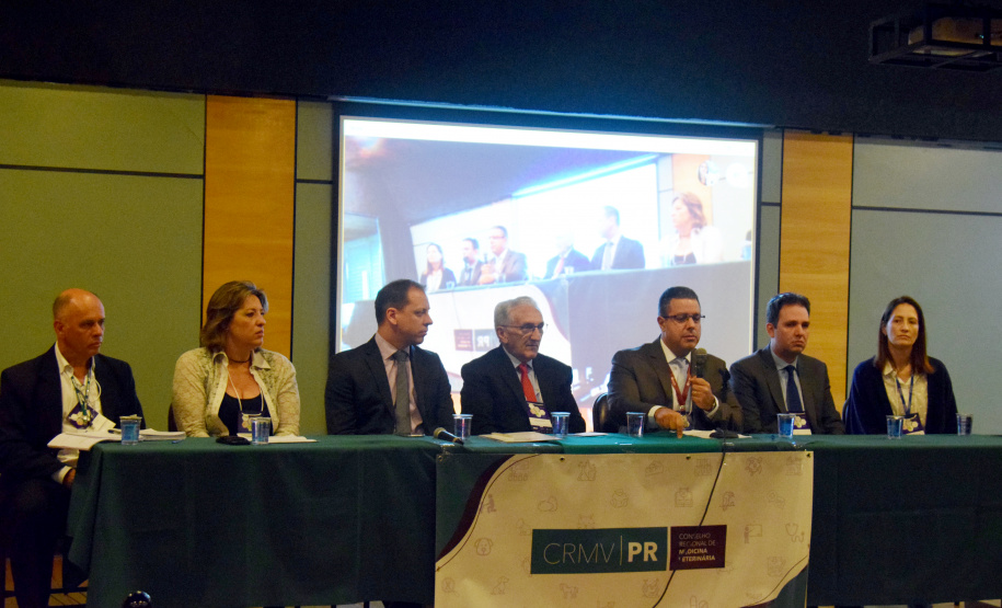 A Secretaria de Estado da Saúde do Paraná participa do I Simpósio Internacional de Saúde Única / III Simpósio Paranaense de Saúde Única, que acontece nesta terça e quarta-feira (09 e 10) na Pontifícia Universidade Católica do Paraná (PUCPR), em Curitiba. O evento reúne especialistas das mais importantes instituições de saúde animal, ambiental e humana do mundo para promover a colaboração multisetorial e multiprofissional no contexto de Saúde Única. Foto:Américo Antonio/SESA