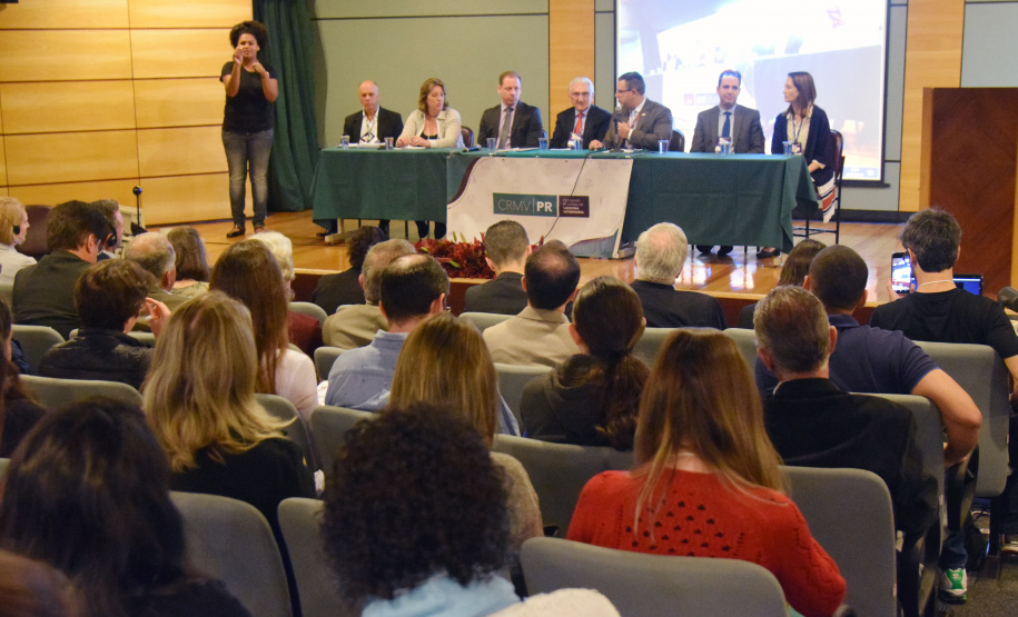 A Secretaria de Estado da Saúde do Paraná participa do I Simpósio Internacional de Saúde Única / III Simpósio Paranaense de Saúde Única, que acontece nesta terça e quarta-feira (09 e 10) na Pontifícia Universidade Católica do Paraná (PUCPR), em Curitiba. O evento reúne especialistas das mais importantes instituições de saúde animal, ambiental e humana do mundo para promover a colaboração multisetorial e multiprofissional no contexto de Saúde Única. Foto:Américo Antonio/SESA