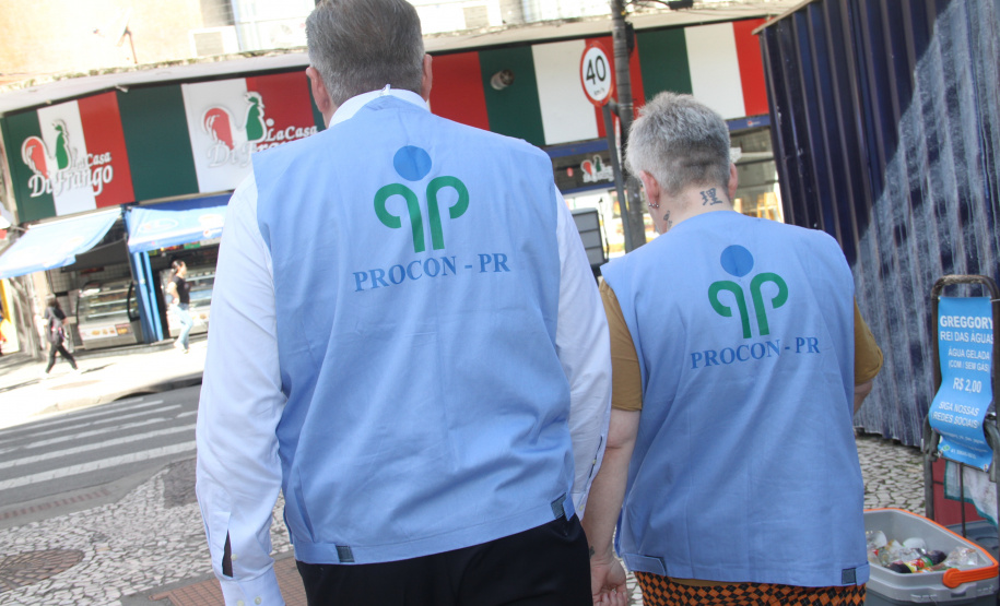 Verificar o cumprimento do Código de Defesa do Consumidor e demais legislações relativas às operações realizadas por empresas financeiras e seus correspondentes. Este foi o objetivo da ação fiscalizatória lançada nesta quarta-feira (09) pelo secretário da Justiça, Família e Trabalho, Ney Leprevost, e pela chefe do Procon-PR, Claudia Silvano, nos estabelecimentos da região central de Curitiba e que se espalhou por todo o Estado. Foto: Divulgação/SEJUF