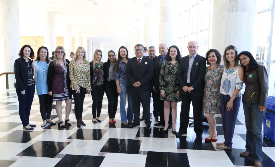 O Governo do Estado vai fortalecer a estrutura de assistência social de 164 municípios paranaenses, com o repasse de R$ 19 milhões para aprimoramento de Centros de Referência de Assistência Social (Cras) e de Centros de Referência Especializado de Assistência Social (Creas), além da concessão de benefícios eventuais