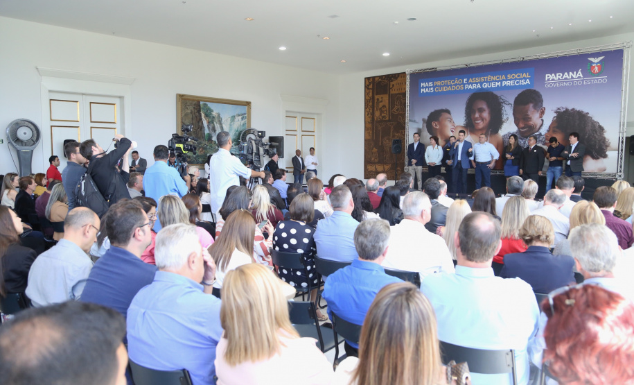 O Governo do Estado vai fortalecer a estrutura de assistência social de 164 municípios paranaenses, com o repasse de R$ 19 milhões para aprimoramento de Centros de Referência de Assistência Social (Cras) e de Centros de Referência Especializado de Assistência Social (Creas), além da concessão de benefícios eventuais
