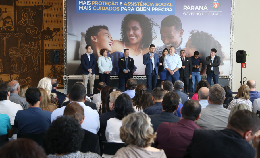 O Governo do Estado vai fortalecer a estrutura de assistência social de 164 municípios paranaenses, com o repasse de R$ 19 milhões para aprimoramento de Centros de Referência de Assistência Social (Cras) e de Centros de Referência Especializado de Assistência Social (Creas), além da concessão de benefícios eventuais