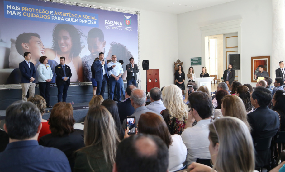 O Governo do Estado vai fortalecer a estrutura de assistência social de 164 municípios paranaenses, com o repasse de R$ 19 milhões para aprimoramento de Centros de Referência de Assistência Social (Cras) e de Centros de Referência Especializado de Assistência Social (Creas), além da concessão de benefícios eventuais