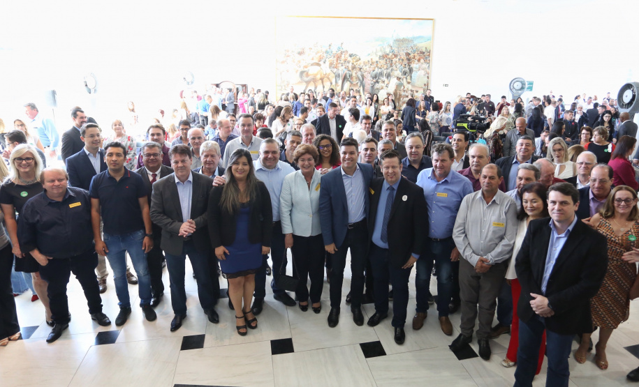 O Governo do Estado vai fortalecer a estrutura de assistência social de 164 municípios paranaenses, com o repasse de R$ 19 milhões para aprimoramento de Centros de Referência de Assistência Social (Cras) e de Centros de Referência Especializado de Assistência Social (Creas), além da concessão de benefícios eventuais