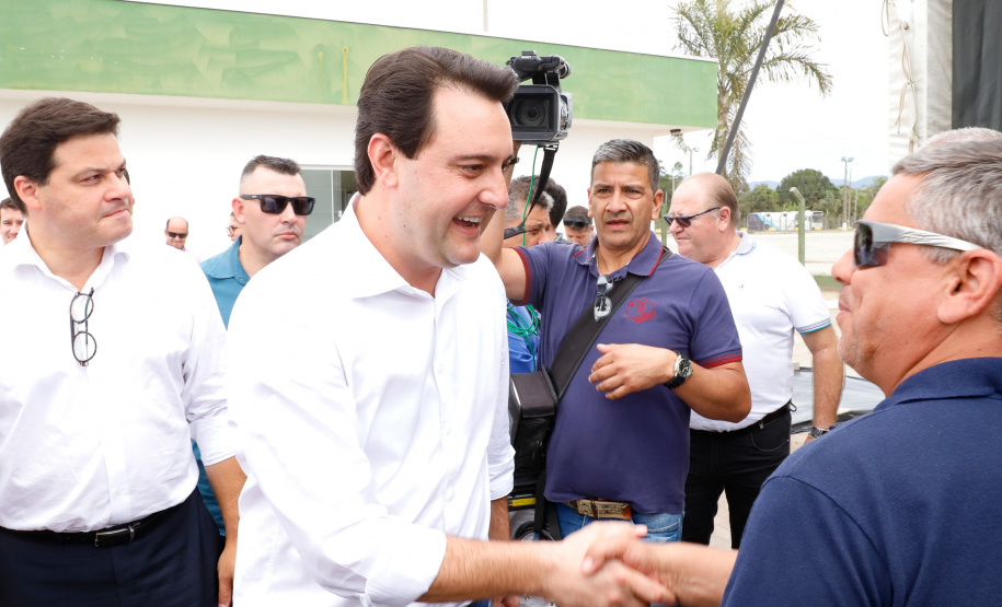 O governador Carlos Massa Ratinho Junior inaugurou nesta quinta-feira (10) o viaduto Nelson Buffara, na entrada de Paranaguá, onde a BR-277 se divide entre as avenidas Ayrton Senna e Bento Rocha. A obra é fundamental para melhorar o trânsito pesado da região e agilizar a movimentação de cargas em direção ao Porto de Paranaguá.