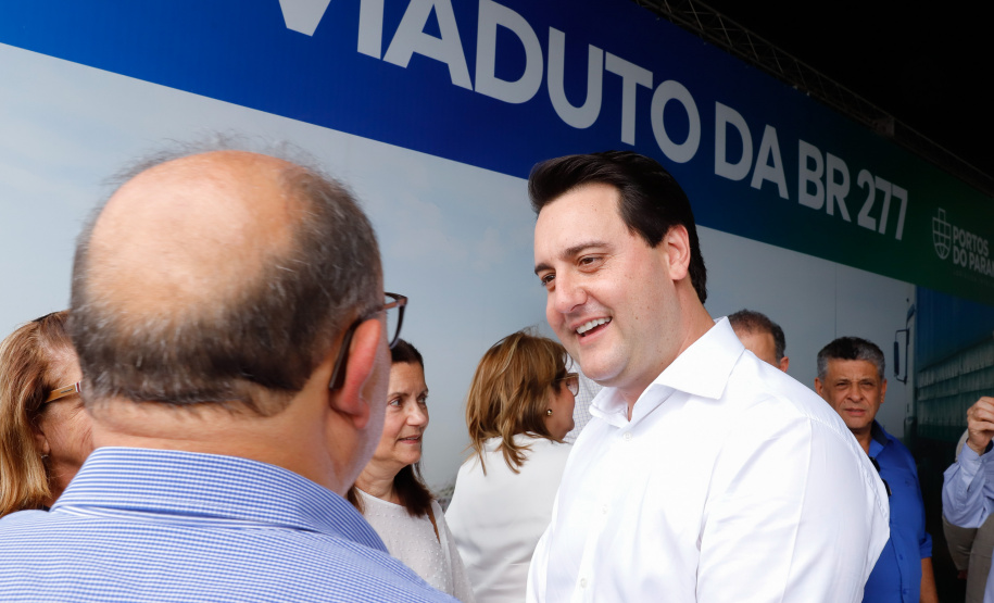 O governador Carlos Massa Ratinho Junior inaugurou nesta quinta-feira (10) o viaduto Nelson Buffara, na entrada de Paranaguá, onde a BR-277 se divide entre as avenidas Ayrton Senna e Bento Rocha. A obra é fundamental para melhorar o trânsito pesado da região e agilizar a movimentação de cargas em direção ao Porto de Paranaguá.