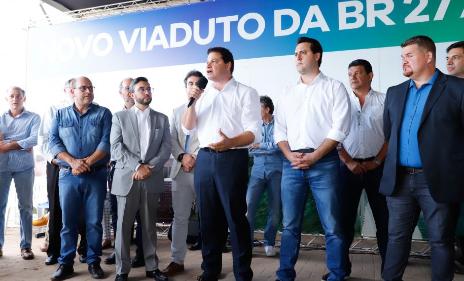 O governador Carlos Massa Ratinho Junior inaugurou nesta quinta-feira (10) o viaduto Nelson Buffara, na entrada de Paranaguá, onde a BR-277 se divide entre as avenidas Ayrton Senna e Bento Rocha. A obra é fundamental para melhorar o trânsito pesado da região e agilizar a movimentação de cargas em direção ao Porto de Paranaguá.