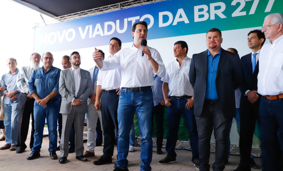 O governador Carlos Massa Ratinho Junior inaugurou nesta quinta-feira (10) o viaduto Nelson Buffara, na entrada de Paranaguá, onde a BR-277 se divide entre as avenidas Ayrton Senna e Bento Rocha. A obra é fundamental para melhorar o trânsito pesado da região e agilizar a movimentação de cargas em direção ao Porto de Paranaguá.