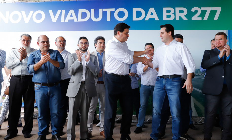 O governador Carlos Massa Ratinho Junior inaugurou nesta quinta-feira (10) o viaduto Nelson Buffara, na entrada de Paranaguá, onde a BR-277 se divide entre as avenidas Ayrton Senna e Bento Rocha. A obra é fundamental para melhorar o trânsito pesado da região e agilizar a movimentação de cargas em direção ao Porto de Paranaguá.